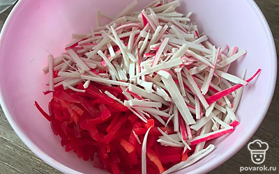 Нарезаем крабовые палочки и сыр соломкой.