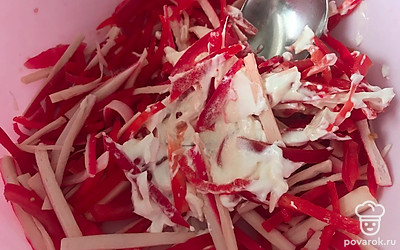 Солим, добавляем майонез и перемешиваем.