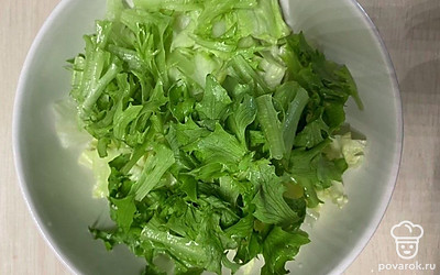 Промойте зелень и нарежьте на удобные для вас кусочки.