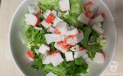 Нашинкуйте крабовые палочки.