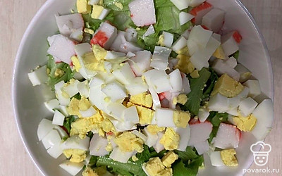 Отварное яйцо нарежьте кубиком и добавьте к салату.