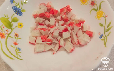 Крабовые палочки нарезаем.