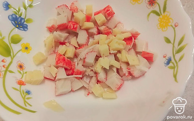 Затем нарезаем кубиками сыр.