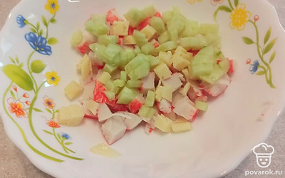 Далее нарезаем кубиками огурец.