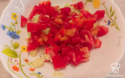 Нарезаем помидор и болгарский перец.