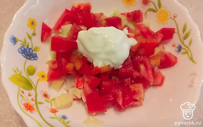 В конце солим, добавляем сметану и все перемешиваем. 