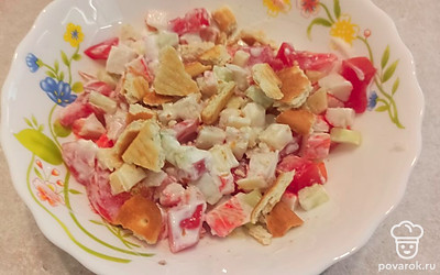 Подавайте салат, посыпав сырным крекером.