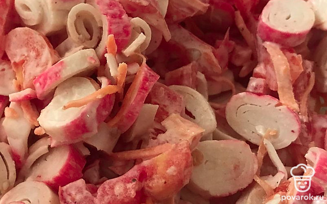 Ароматный салат с крабовыми палочками, морковью по-корейски, перцем и помидорами — Рецепт с фото