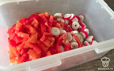 Добавляем нарезанный соломкой перец болгарский.