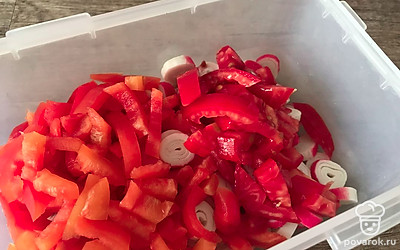 Далее — помидор, нарезанный крупной соломкой.