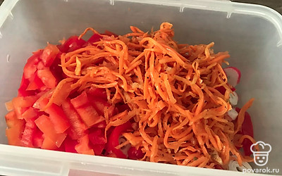Затем выкладываем готовую морковь по-корейски.