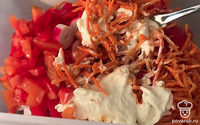 Заправляем салат майонезом. Добавляем соль по вкусу и хорошо перемешиваем.