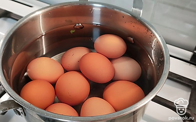 Яйца отварить в подсоленной воде. Охладить.