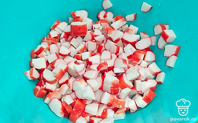 Крабовые палочки нарезать в салатник.