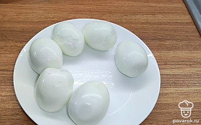 Яйца очистить.
