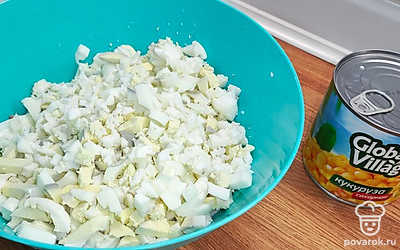 Яйца измельчить, добавить к салату.