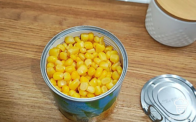 Для блюда понадобится кукуруза консервированная. Приобрести ее можно в магазине «Пятёрочка».