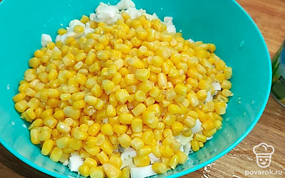С кукурузы слить жидкость, добавить зерна в салатник.
