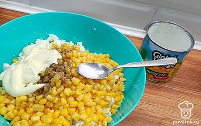 Салат посолить по вкусу, добавить немного черного молотого перца. Заправить майонезом, перемешать. Приятного аппетита!