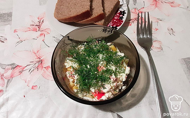 Нежный салат из плавленого сырка и кукурузы с крабовыми палочками — Рецепт с фото