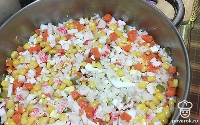 Салат с крабовыми палочками, малосольными огурцами и рисом — Рецепт с фото