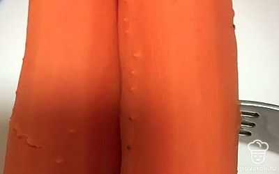 Одновременно в разных кастрюлях ставим варить морковь, рис, яйцо куриное, а пока все варится, режем крабовые палочки, лук, огурец.