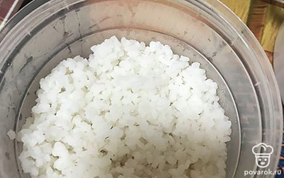 Рис варим до готовности в большом количестве воды, затем промываем холодной водой и отжимаем его от воды.