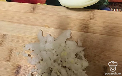 Все ингредиенты режем мелко. Лук.