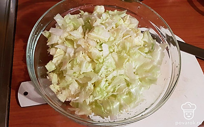 Помойте и нарежьте салат айсберг.