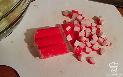 Очистите крабовые палочки и нарежьте их.