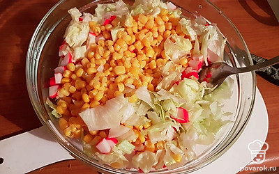 Откройте кукурузу, слейте жидкость, и положите в салат вместе с крабовыми палочками. Заправьте майонезом, солью и подавайте на стол.