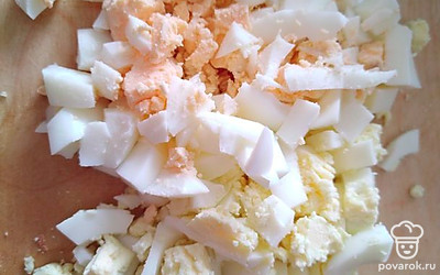 Яйца отварите, остудите и нарежьте кубиком.