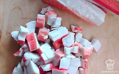 Крабовые палочки нарежьте кубиком.