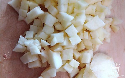 Яблоко очистите от кожуры и сердцевины и также нарежьте кубиком.