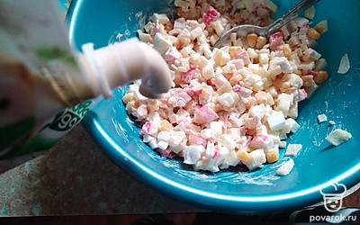 Добавьте майонез и все хорошо размешайте.