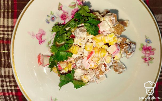 Салат «Быстрый» с кукурузой и ржаными сухариками — Рецепт с фото