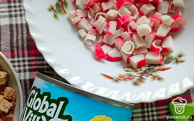 Крабовые палочки нарезать кубиком.