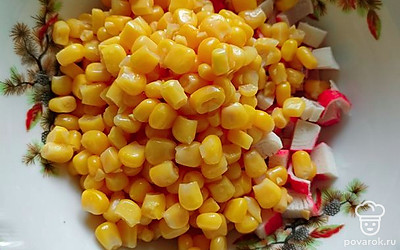 Жидкость с кукурузы слить и отправить зерна к крабовым палочкам.