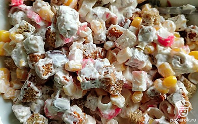 Добавить сухарики и майонез. Все перемешать. Салат готов!