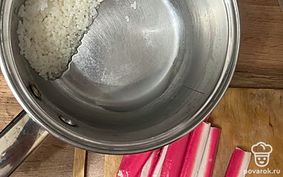 Отварите рис до готовности, палочки нарежьте полукольцами.