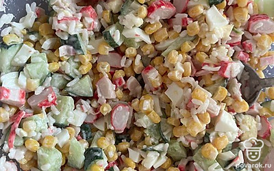 Приправьте майонезом, тщательно перемешайте. Добавьте зеленый лук.