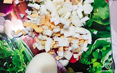 Нарезать кубиками яйца.