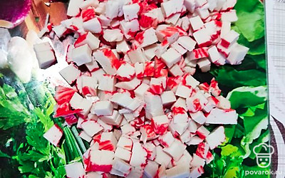 Порезать крабовые палочки.