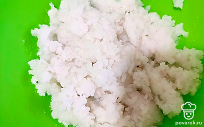 Выложить рис в глубокую миску.