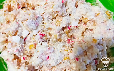 Салат готов. Он может быть подан как самостоятельное блюдо, а также как гарнир. Салат можно украсить укропом, также можно в сам салат покрошить зелень, но это уже на усмотрение каждого. 