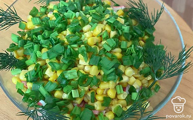 Салат «Солнечное настроение» с крабовыми палочками и рисом — Рецепт с фото