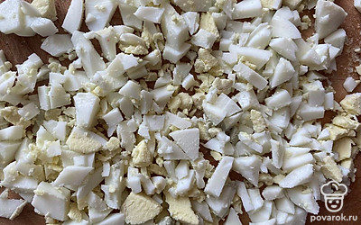 Мелко шинкуем яйца.