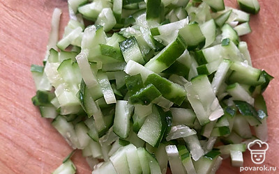 Мелко шинкуем огурцы.