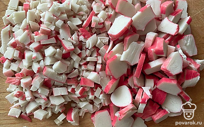 Режем одну часть крабовых палочек мелко, а другую крупно, как на фото.