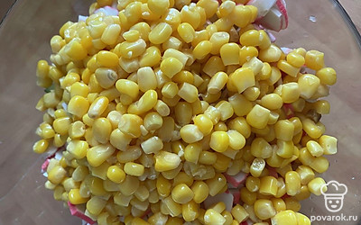 Все ингредиенты выкладываем в общую посуду, добавляем кукурузу.
